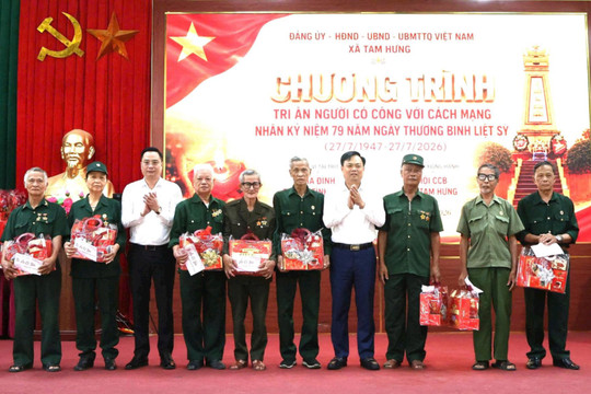 Xã Tam Hưng: Trao 227 suất quà tri ân các cựu chiến binh có hoàn cảnh khó khăn