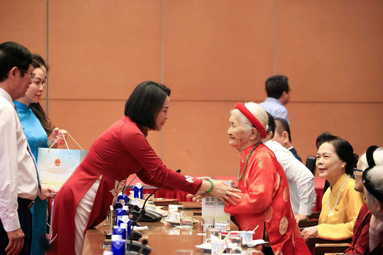 Phó Chủ tịch Quốc hội Nguyễn Thị Thanh gặp mặt người có công với cách mạng tiêu biểu