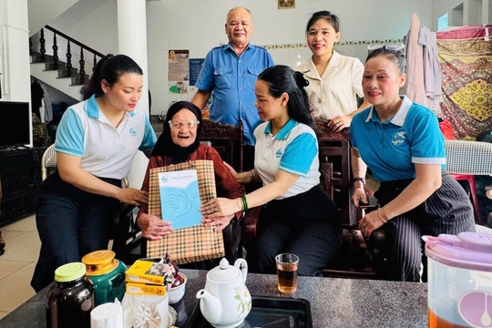 Hội Liên hiệp phụ nữ xã Mê Linh thăm, tặng quà Bà mẹ Việt Nam Anh hùng
