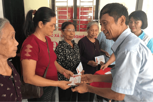 Thôn Thanh Bình, xã Hồng Sơn trao 50 suất quà tri ân gia đình chính sách