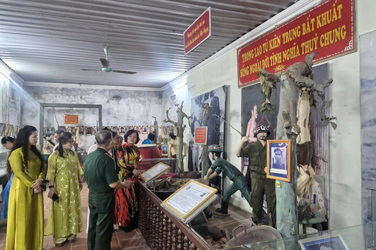 Xúc động trước những tư liệu, hiện vật nơi Bảo tàng Chiến sĩ cách mạng bị địch bắt tù đày