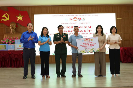 Phường Cầu Giấy hỗ trợ xây dựng nhà Đại đoàn kết, tặng quà tri ân tại xã Bất Bạt