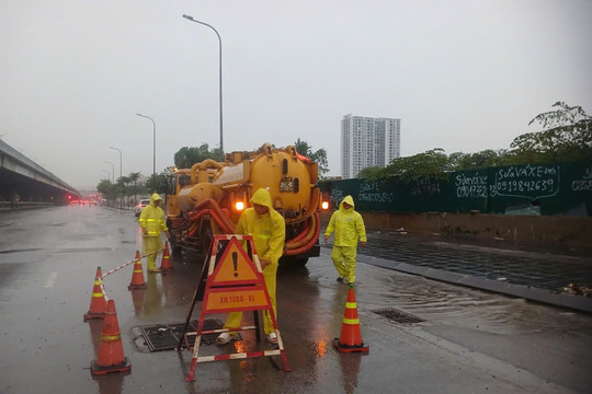Mưa lớn rạng sáng 28-7, nhiều điểm ngập đã rút nhanh