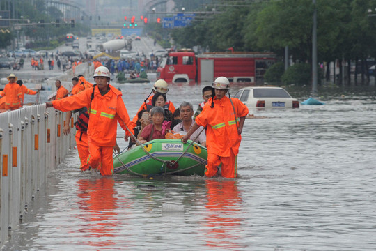 Bão Noul đi qua, nhiều tỉnh Trung Quốc căng mình ứng phó mưa lũ