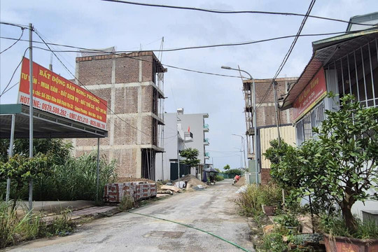 Thiếu nước sạch, người dân phải tự đào giếng