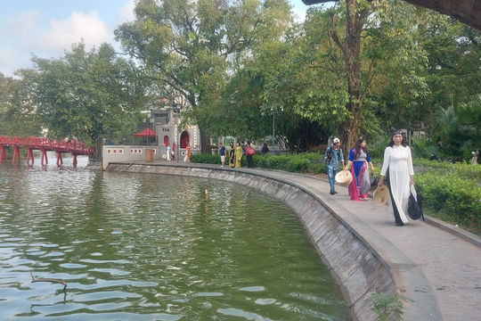 Hà Nội đêm mưa, ngày nắng