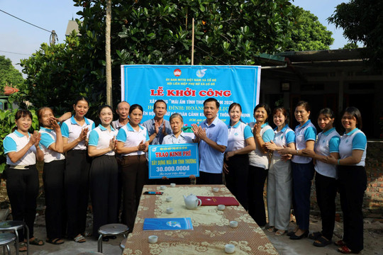 Xã Cổ Đô: Trao kinh phí hỗ trợ xây dựng "Mái ấm tình thương"