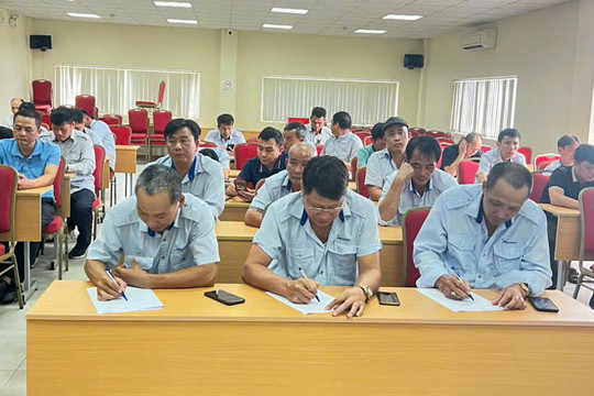 Hơn 100 tài xế xe buýt ký cam kết bảo đảm an toàn giao thông