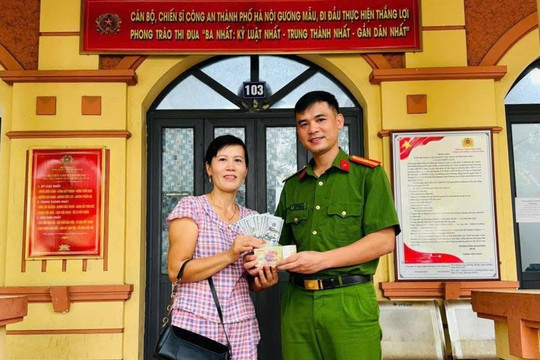 Công an phường Xuân Phương trao trả hơn 100 triệu đồng cho người dân đánh rơi