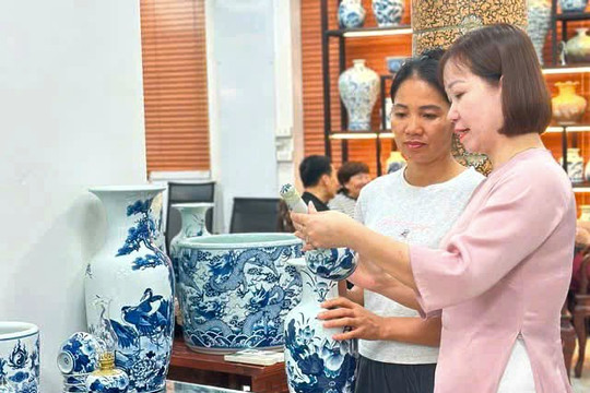 Bát Tràng định hướng phát triển kinh tế đêm gắn với bảo tồn làng