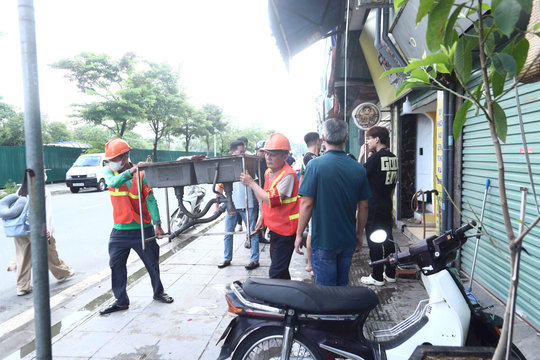Phường Từ Liêm: Kiên quyết xử lý vi phạm trật tự đô thị trên đường Hồng Đô