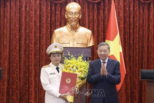 Tổng Bí thư, Chủ tịch nước Tô Lâm trao quyết định thăng quân hàm Thượng tướng cho Thứ trưởng Bộ Công an Đặng Hồng Đức