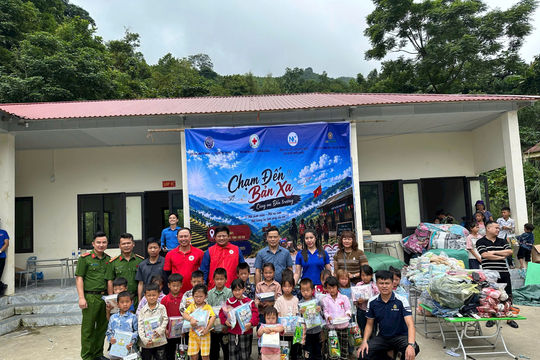 Hội Chữ thập đỏ xã Chương Dương mang yêu thương đến với trẻ em vùng cao Lào Cai