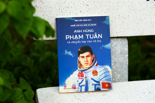 Cùng "Anh hùng Phạm Tuân và chuyến bay vào vũ trụ"