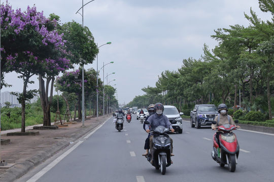 Hà Nội ngày nắng gián đoạn, chiều tối mưa dông