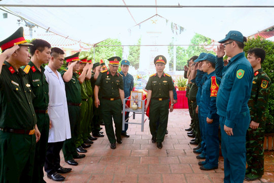 Phường Dương Nội lấy mẫu hài cốt liệt sĩ chưa xác định danh tính để giám định ADN