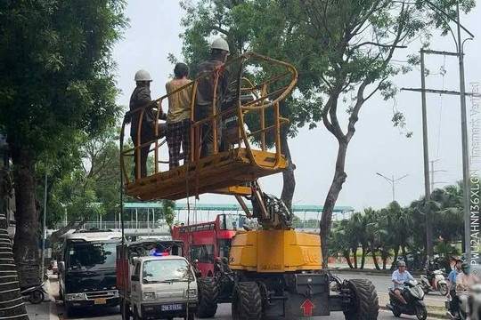 Giải cứu cụ bà mắc kẹt ngoài ban công