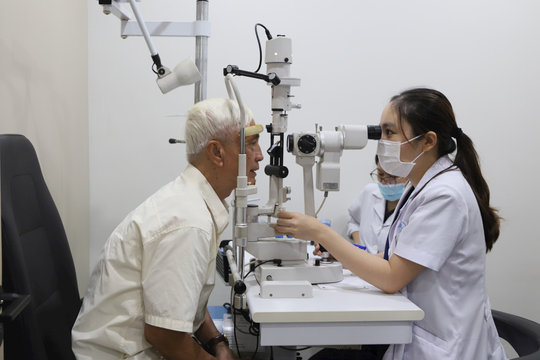 Người cao tuổi phường Hoàn Kiếm được khám bệnh lý về mắt và răng miễn phí
