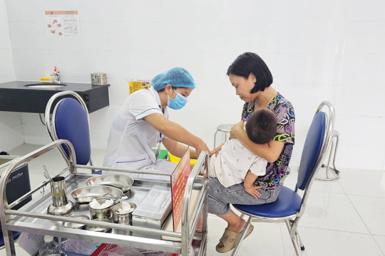 Xã Đan Phượng khám sức khỏe định kỳ miễn phí cho trẻ em dưới 6 tuổi