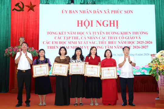 Phúc Sơn tuyên dương 75 tập thể, giáo viên và học sinh tiêu biểu