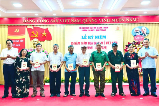 Phường Văn Miếu - Quốc Tử Giám: Trao quà nạn nhân chất độc da cam/Dioxin