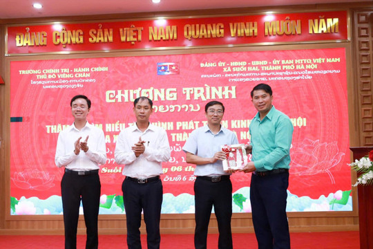 Xã Suối Hai đón đoàn Trường Chính trị - Hành chính Thủ đô Viêng Chăn đến nghiên cứu thực tế