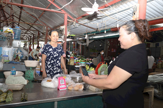 Thanh toán không dùng tiền mặt ở chợ quê Phúc Sơn