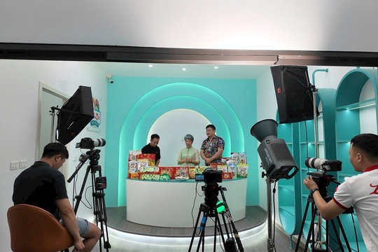 Lãnh đạo xã An Khánh trực tiếp “lên sóng” livestream, thúc đẩy “kinh tế số” địa phương
