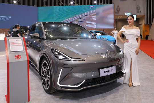 Giá xe điện toàn cầu lần đầu thấp hơn xe hybrid