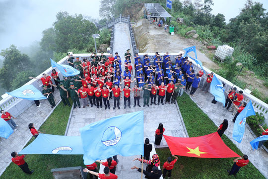 Thiêng liêng Lễ chào cờ "Tôi yêu Tổ quốc tôi" nơi cực Tây Tổ quốc