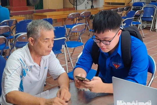 Tuổi trẻ Phú Thượng đưa chuyển đổi số đến từng chi bộ