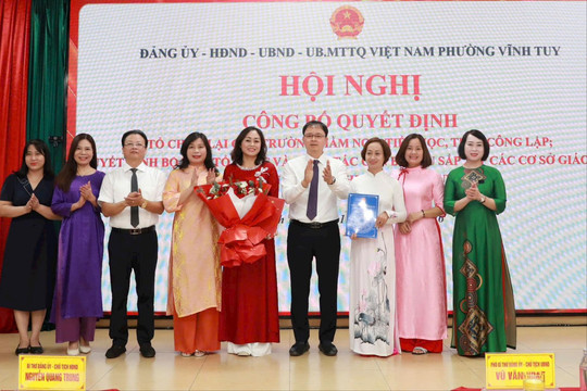 Phường Vĩnh Tuy công bố các quyết định tổ chức lại hệ thống trường học công lập