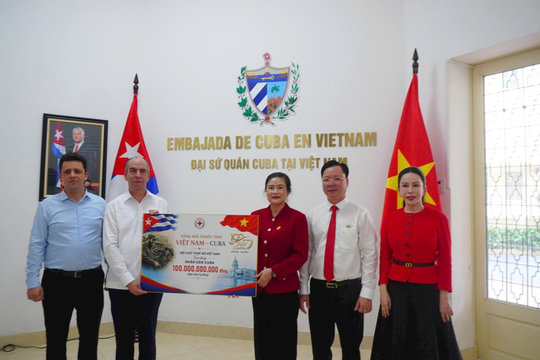Trao tượng trưng khoản hỗ trợ 100 tỷ đồng của nhân dân Việt Nam dành tặng nhân dân Cuba
