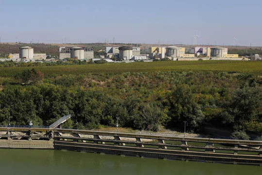 Sông Danube cạn nước đe dọa nguồn cung điện hạt nhân tại Romania