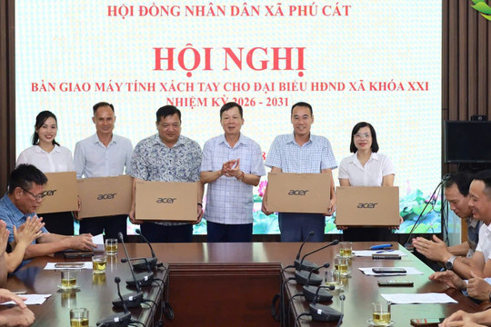 HĐND xã Phú Cát đẩy mạnh mô hình “Kỳ họp không giấy tờ”