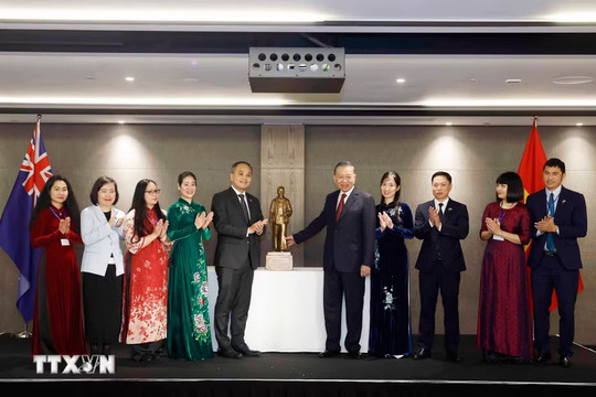 Tổng Bí thư, Chủ tịch nước Tô Lâm gặp gỡ cán bộ, nhân viên Đại sứ quán và cộng đồng người Việt Nam tại New Zealand