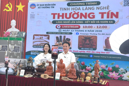 Lãnh đạo xã Thường Tín livestream sản phẩm làng nghề truyền thống