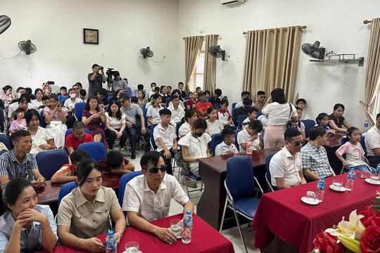 Trao 400 thẻ bảo hiểm y tế tặng con em hội viên khiếm thị