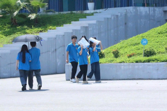 98,48% thí sinh thi lại tại điểm thi THPT chuyên Tuyên Quang đến làm thủ tục dự thi