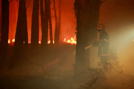 Cháy rừng đe dọa nhiều khu dân cư tại châu Âu