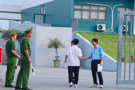 Hơn 300 thí sinh thi lại tại Tuyên Quang hoàn thành hai môn thi đầu tiên