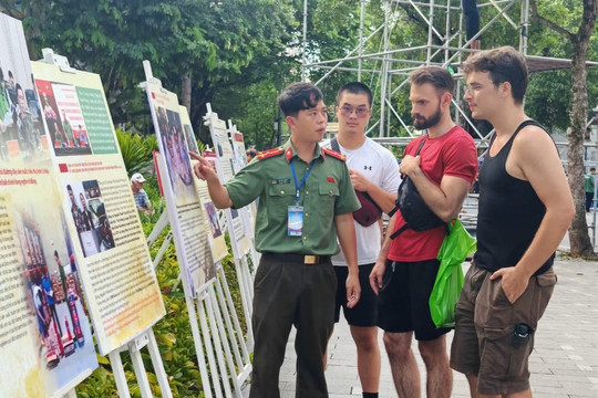 Hồ Gươm rộn ràng trước chương trình nghệ thuật “81 mùa bình yên”