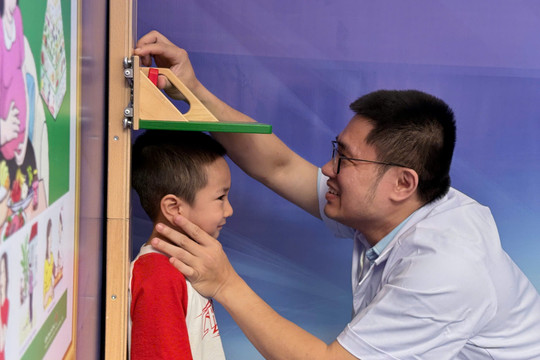 Hà Nội khám sức khỏe miễn phí cho hơn 2,2 triệu trẻ em và học sinh trước năm học mới