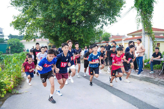 Sôi nổi Giải chạy Báo Hànộimới - Vì hòa bình tại xã Thượng Phúc