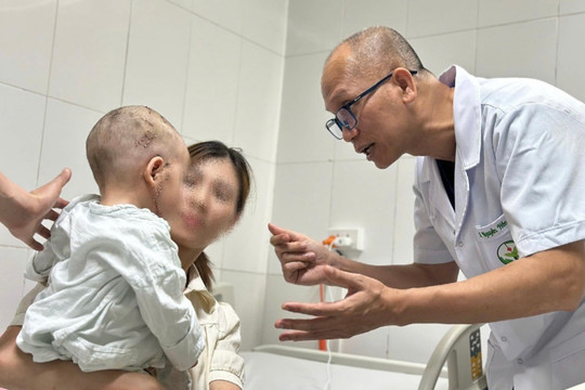 Bé trai 26 tháng tuổi bị chó tấn công được cấp cứu trong gang tấc