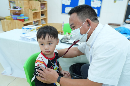 Xã Gia Lâm tổ chức khám sức khỏe định kỳ cho trẻ em