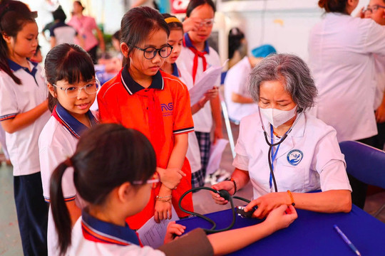 Hà Nội đẩy nhanh tiến độ khám sức khỏe toàn dân và kích hoạt cao điểm phòng, chống dịch bệnh