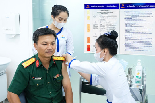 Tiêm vắc xin não mô cầu miễn phí cho cán bộ, chiến sĩ tham gia chiến dịch tìm kiếm hài cốt liệt sĩ