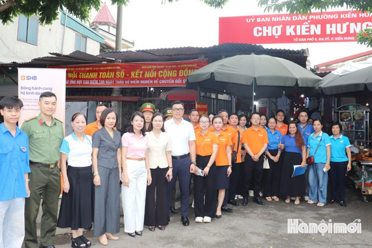 Phường Kiến Hưng nỗ lực giúp tiểu thương tự tin sử dụng các tiện ích số