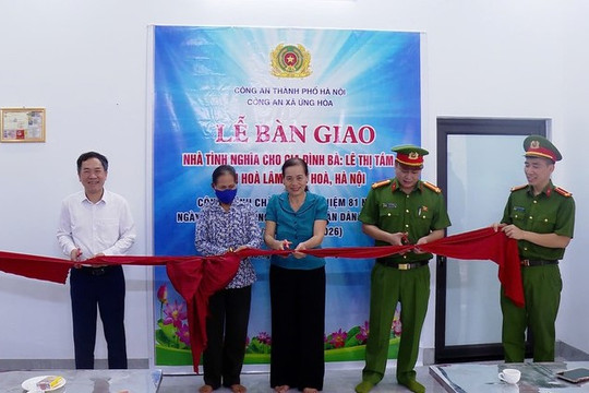 Công an xã Ứng Hòa bàn giao “Nhà tình nghĩa” cho gia đình khó khăn